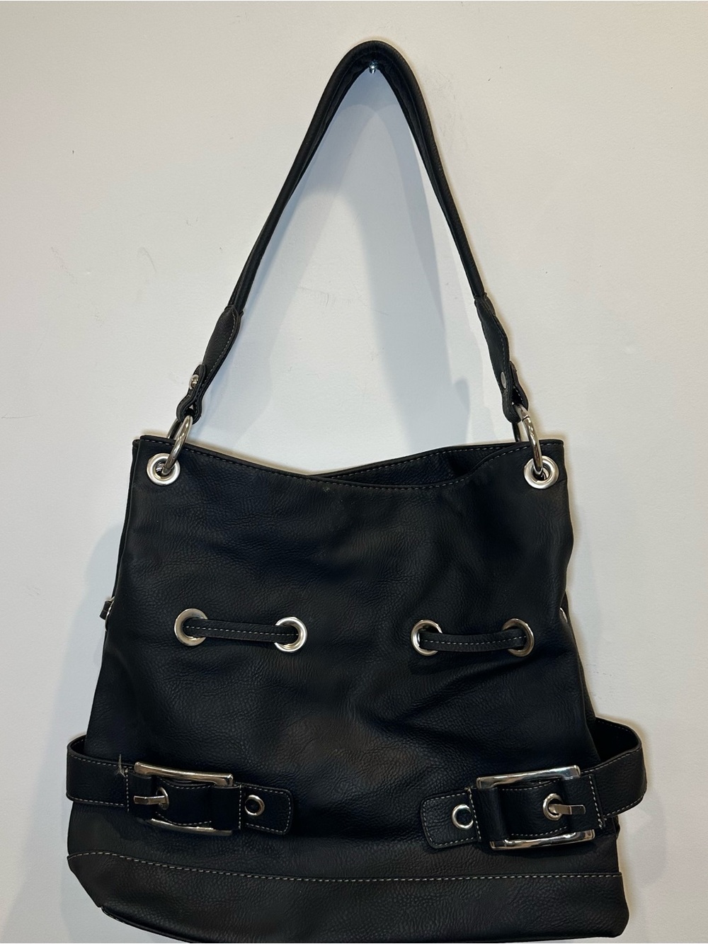 Reflections Black Leather Shoulder Bag – Classic Buckle Design